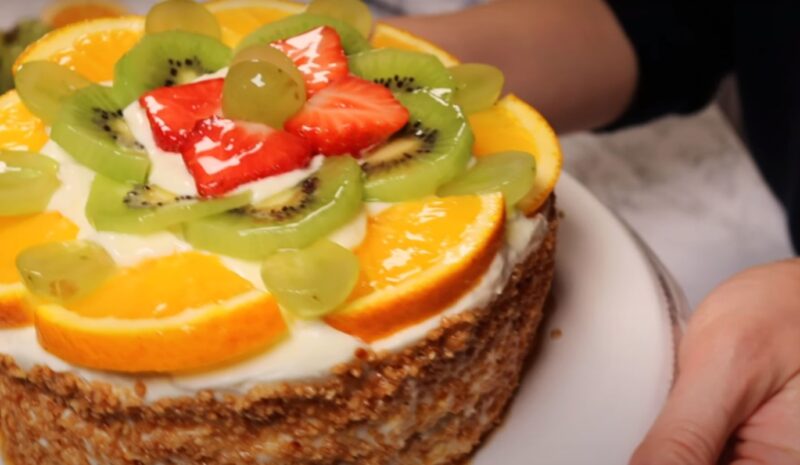 vanila cake with fruits